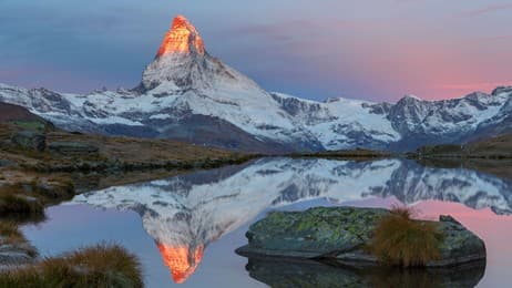 朝日で黄金色に染まった山頂 thumbnail