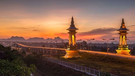 夕陽に染まる二国を結ぶ橋 thumbnail