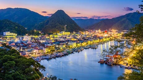 灯りに彩られた歴史ある港町 thumbnail