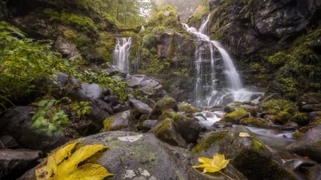 穿过群山的蜿蜒小路 thumbnail