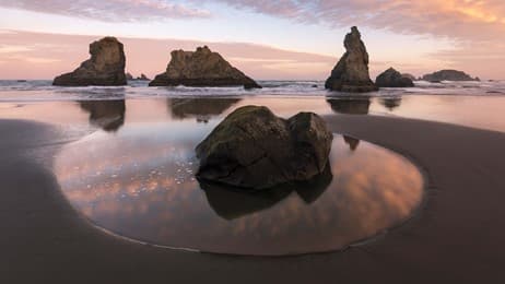 波や風に削られた岩 thumbnail