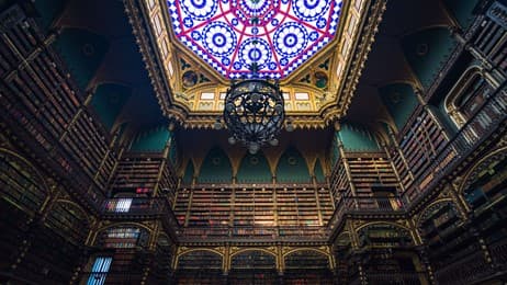 図書館の天窓から差し込む自然光 thumbnail
