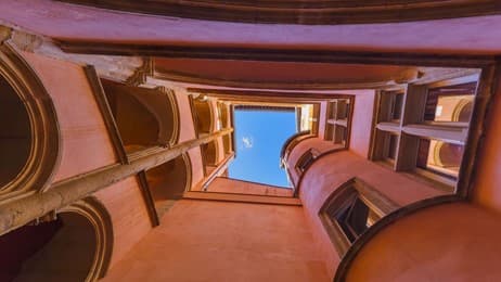 歴史ある建物に囲まれた空の窓 thumbnail