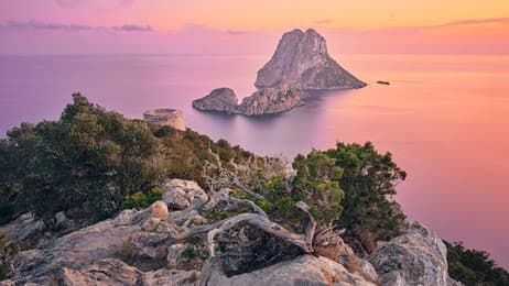 穏やかな海に佇む神秘的な島 thumbnail