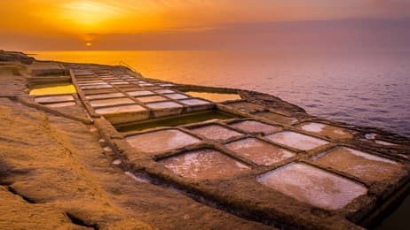 海岸沿いに広がる伝統的な塩田 thumbnail