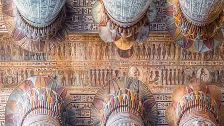 古代神殿の壮麗な内部空間 thumbnail