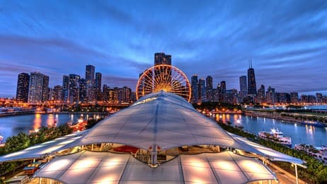 活気あふれる桟橋の夜景 thumbnail