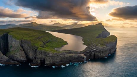 A lake above the ocean thumbnail