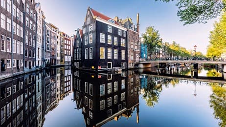 静かな運河に映る街並み thumbnail