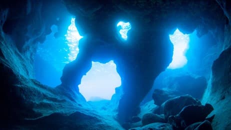 沖縄、宮古島の海底洞窟 thumbnail