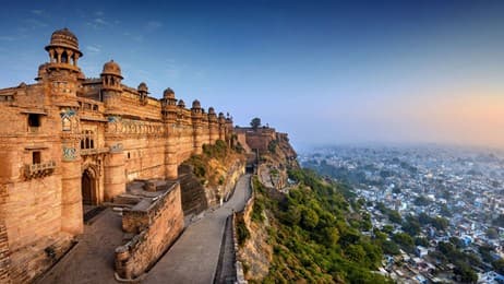 丘の上に築かれた壮大な要塞 thumbnail