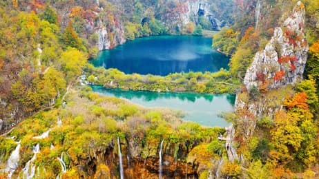 紅葉に彩られた湖と滝 thumbnail