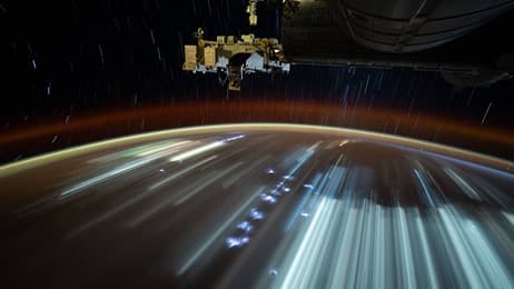 离开地球的第一步 thumbnail