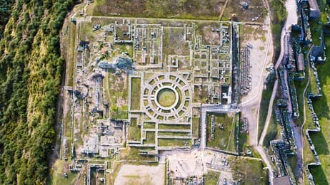 上空から望む古代遺跡の構造美 thumbnail