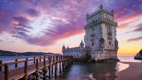 水辺にたたずむ歴史的な塔 thumbnail