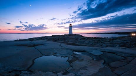 夕焼けの空と海に佇む灯台 thumbnail