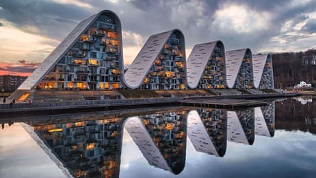 水辺に波打つ集合住宅 thumbnail