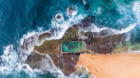 大自然に囲まれた岩場の海水プール thumbnail