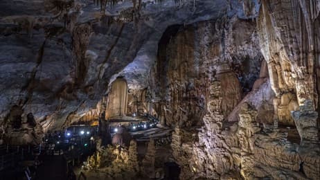 光に照らされた幻想的な洞 thumbnail