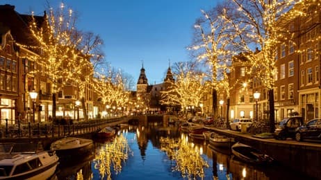 ライトアップされたアムステルダムの鏡の運河 thumbnail