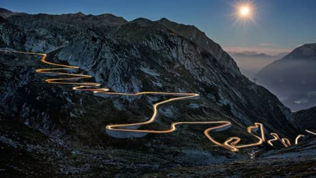 山肌に輝く曲がりくねった道路 thumbnail