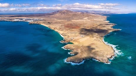 乾いた大地に囲まれた青い海 thumbnail