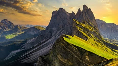 天を突く切り立つ巨岩の峰 thumbnail